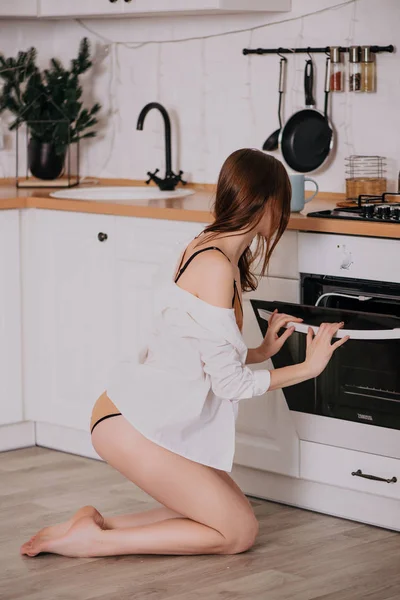 Привлекательная Девушка Кухне Нижнем Белье Позирует — стоковое фото