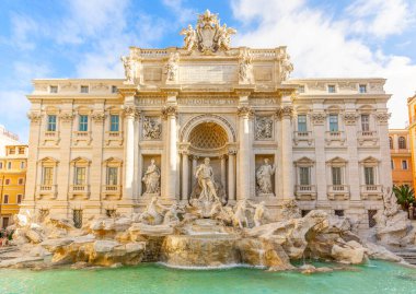 (Fontana di Trevi) Trevi Çeşmesi. Roma, İtalya. Güneşli bir günde muhteşem Trevi Çeşmesi. Roma kartpostalı.