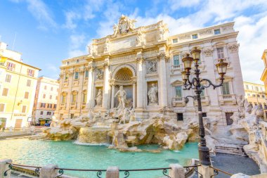 (Fontana di Trevi) Trevi Çeşmesi. Roma, İtalya. Güneşli bir günde muhteşem Trevi Çeşmesi. Roma kartpostalı.