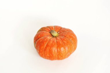 Kabak izole fotoğraf. Beyaz arka planda Turuncu kabak. Kullanım kartpostallar, duvar kağıtları, tekstil, scrapbooking, dekorasyon, davetiyeler, arka plan, tatil için.