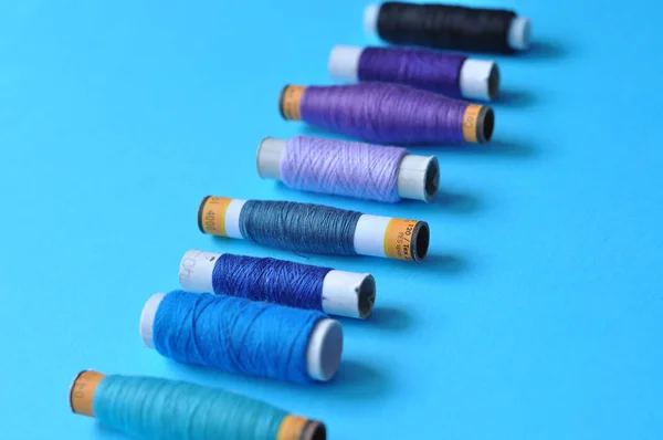 Blue Thread Reels Sewing Blue Background Photo Thread Threads Shades — Stock Photo, Image