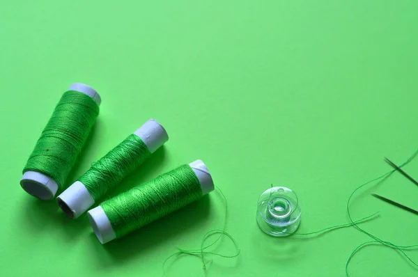 Green Thread Reels Sewing Green Background Photo Thread Threads Shades — Stock Photo, Image