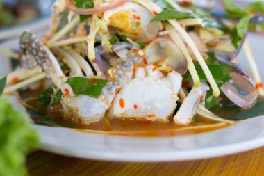 Som-Tam, eşsiz tadı sıcak ve baharatlı ile Tay lezzetli çiğ papaya salatası, domates ve yengeç ile bu yemek. Papaya salatası kırmızı biber.