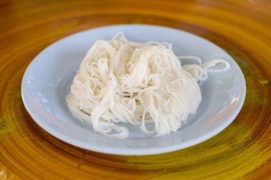 Pirinç, muz ve çanak beyaz yaprak yapışkan pirinç.