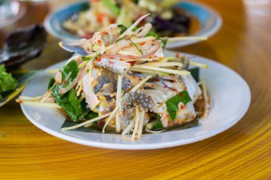 Som-Tam, eşsiz tadı sıcak ve baharatlı ile Tay lezzetli çiğ papaya salatası, domates ve yengeç ile bu yemek. Papaya salatası kırmızı biber.