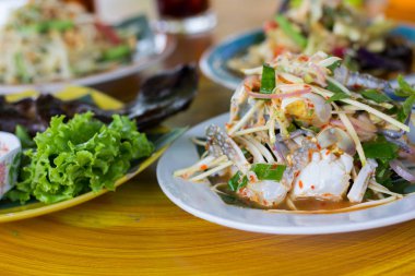 Som-Tam, eşsiz tadı sıcak ve baharatlı ile Tay lezzetli çiğ papaya salatası, domates ve yengeç ile bu yemek. Papaya salatası kırmızı biber.