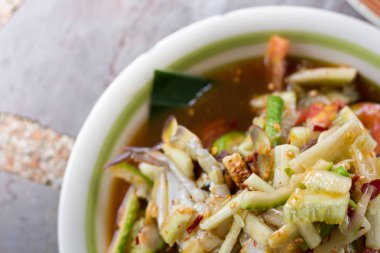 Baharatlı salatalık salatası masasında. Tayland Gıda, Som Tum Taeng veya salatalık salatası Tay tarzında.