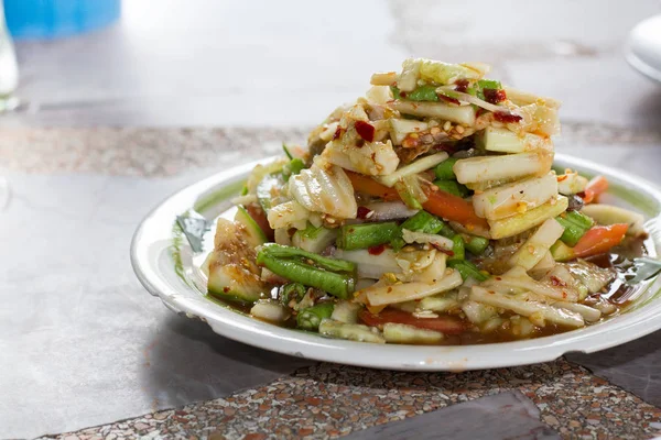 Baharatlı salatalık salatası masasında. Tayland Gıda, Som Tum Taeng veya salatalık salatası Tay tarzında.