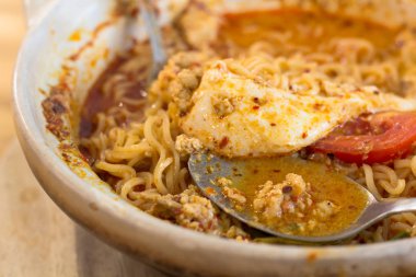 Soyut erişte ve deniz ürünleri, popüler Tay gıda ile Tom Yum Kung üzerinde duman. Tom Yum Goong ahşap masa üst görünümünde, yerel gıda Tay'deki baharatlı ekşi çorbası