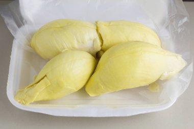 Durian, beyaz arka plan üzerinde izole meyve kral. Soyulmuş durian eti beyaz arka plan üzerinde izole kapatmak.