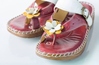 Beyaz arka plan üzerinde izole kauçuk sandalet