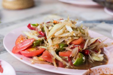 Som-Tam, eşsiz tadı sıcak ve baharatlı ile Tay lezzetli çiğ papaya salatası, domates ve yengeç ile bu yemek. Papaya salatası kırmızı biber.