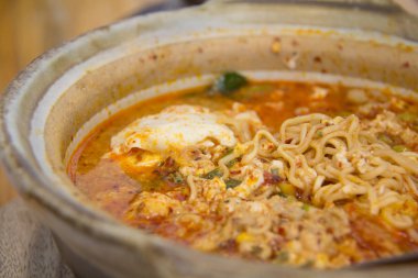 Soyut erişte ve deniz ürünleri, popüler Tay gıda ile Tom Yum Kung üzerinde duman. Tom Yum Goong ahşap masa üst görünümünde, yerel gıda Tay'deki baharatlı ekşi çorbası