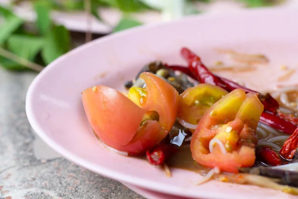 Som-Tam, eşsiz tadı sıcak ve baharatlı ile Tay lezzetli çiğ papaya salatası, domates ve yengeç ile bu yemek. Papaya salatası kırmızı biber.