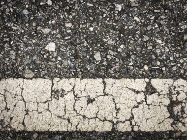 bir asfalt yol-dar derinlik-in tarla üzerinde beyaz çizgiler