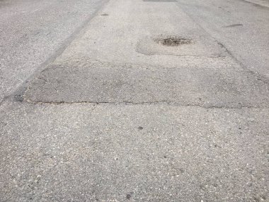 Bozuk yol ile delik, asfalt yolda Puddle