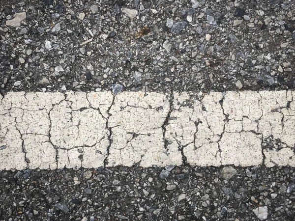 Weiße Linien Auf Einer Asphaltierten Straße Enge Schärfentiefe — Stockfoto