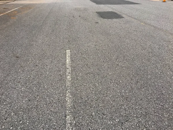 ขาวบนถนนยางมะตอย ความล กของสนามแคบ — ภาพถ่ายสต็อก