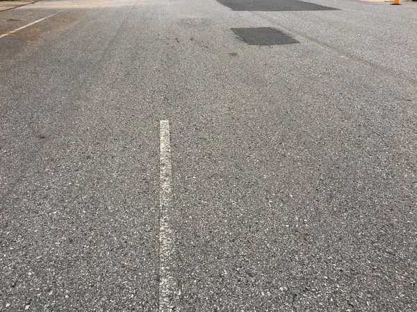 Linee Bianche Una Strada Asfaltata Stretta Profondità Campo — Foto Stock