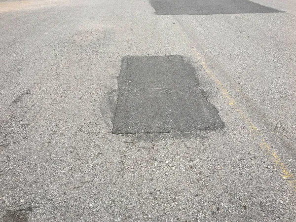 Strada Danneggiata Con Buchi Pozzanghera Strada Asfaltata — Foto Stock