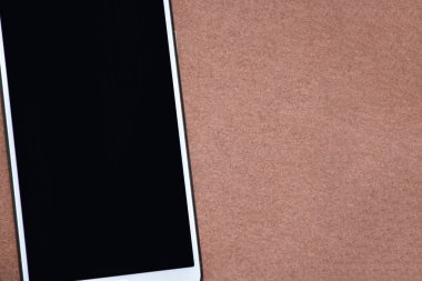 Hareket eden telefon (kahverengi yüzeyinde yalan)