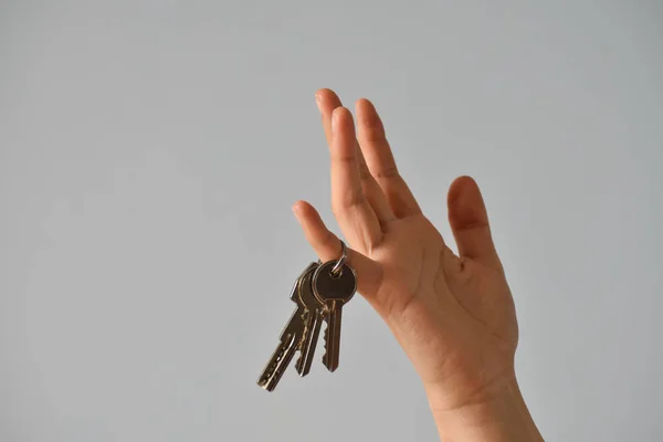 Χέρι Θηλυκό Μια Δέσμη Των Κλειδιών — Φωτογραφία Αρχείου