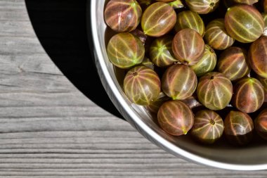 Beyaz olgun ve yıkanmış Bektaşi üzümü bir kase. Yukarıdan üzerinde parlak güneş ışığı görüntülemek.