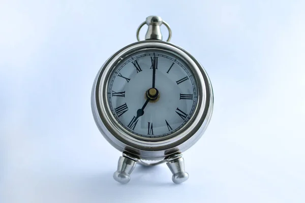 Reloj Antiguo Estilizado Sobre Una Mesa Sobre Fondo Claro — Foto de Stock