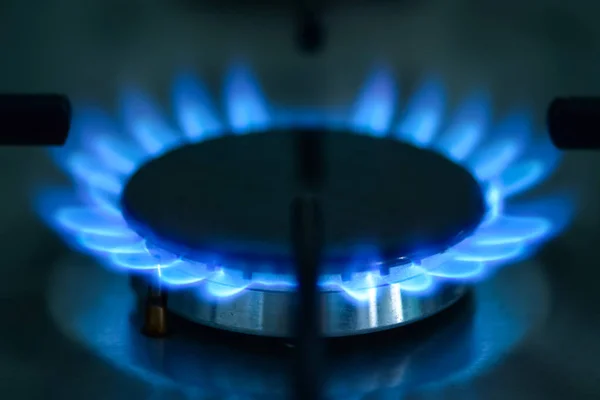 Uma Vista Fogão Gás Luz Dia Uma Cozinha Chama Azul — Fotografia de Stock