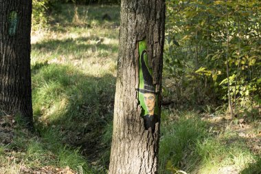 Almatı, Kazakistan - 26 Eylül 2018: Almatı Botanik Bahçesi, park alanı, oturma ağaçta resim sanat tasarımına yaratıcılık bir tezahürüdür. Masal karakterleri.