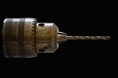 Eski elektrikli matkap kafası ile matkap üzerinde izole siyah arka plan