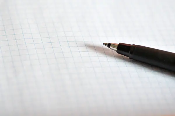 Белая Тетрадь Черная Ручка Белом Фоне — стоковое фото