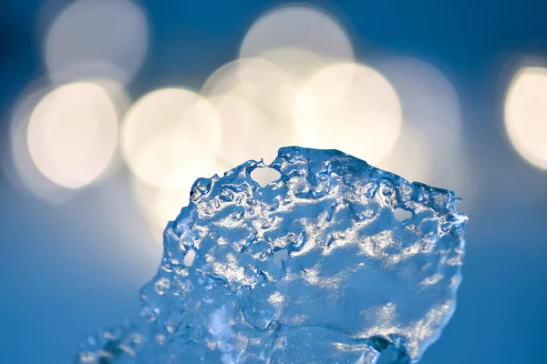 Natürliches Stück Eis Auf Dem Hintergrund Glühender Lichter — Stockfoto