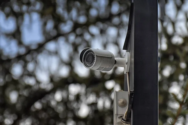 户外视频监控安全系统 模糊户外背景的闭路电视安全摄像头 — 图库照片