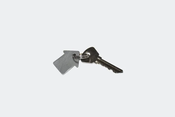 钥匙与自制的钥匙链在房子的形状查出在白色背景 — 图库照片