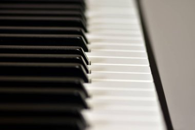 Dijital piyanonun anahtarları, yumuşak odaklama, insanın doğaçlama ve yaratıcılığının yaratıcı havası. Dijital müzik çalmak ve remiks yapmak için Midi piyano klavyesi.