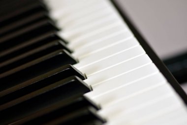 Dijital piyanonun anahtarları, yumuşak odaklama, insanın doğaçlama ve yaratıcılığının yaratıcı havası. Dijital müzik çalmak ve remiks yapmak için Midi piyano klavyesi.