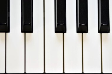 Dijital piyanonun anahtarları, yumuşak odaklama, insanın doğaçlama ve yaratıcılığının yaratıcı havası. Dijital müzik çalmak ve remiks yapmak için Midi piyano klavyesi.