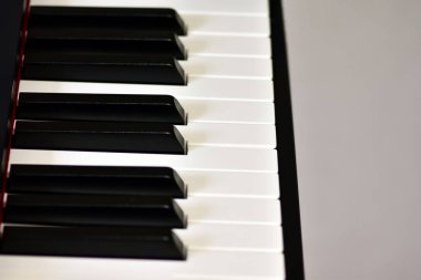 Dijital piyanonun anahtarları, yumuşak odaklama, insanın doğaçlama ve yaratıcılığının yaratıcı havası. Dijital müzik çalmak ve remiks yapmak için Midi piyano klavyesi.