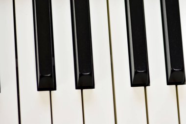Dijital piyanonun anahtarları, yumuşak odaklama, insanın doğaçlama ve yaratıcılığının yaratıcı havası. Dijital müzik çalmak ve remiks yapmak için Midi piyano klavyesi.