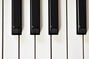 Dijital piyanonun anahtarları, yumuşak odaklama, insanın doğaçlama ve yaratıcılığının yaratıcı havası. Dijital müzik çalmak ve remiks yapmak için Midi piyano klavyesi.