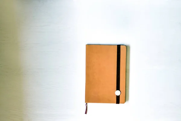 Cuaderno Notas Beige Marrón Acostado Sobre Una Mesa Blanca Iluminado —  Fotos de Stock