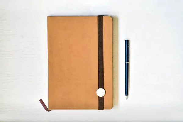 Cuaderno Notas Beige Marrón Acostado Sobre Una Mesa Blanca Iluminado —  Fotos de Stock