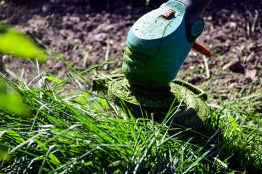 Hayatın basit anları, bahçede sıradan iş - adam bahçede ağır kırpma ile çim kırpma, uzun çim kenarları ve daha büyük zor erişim alanları kırpma için uygun