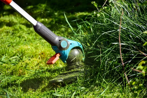 Los Momentos Simples Vida Trabajo Ordinario Jardín Hombre Recorte Hierba — Foto de Stock