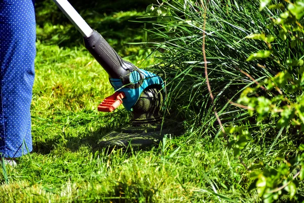 Simple Moments Life Ordinary Work Garden Man Trimming Grass Heavy — Stock Photo, Image