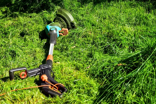 Simple Moments Life Ordinary Work Garden Man Trimming Grass Heavy — Stock Photo, Image