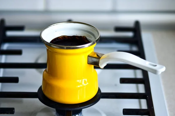 Nahaufnahme Türkische Kaffeekanne Auf Einem Gasherd Frühstück Frühen Morgen — Stockfoto