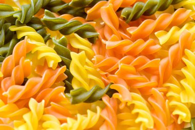 Ispanak ve domates ile pişmiş üç renkli buğday makarna, mutfak arka plan