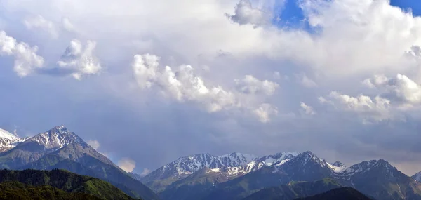 Panoramaaufnahme Der Berge Bei Trübem Wetter Kasachstan Almaty — Stockfoto